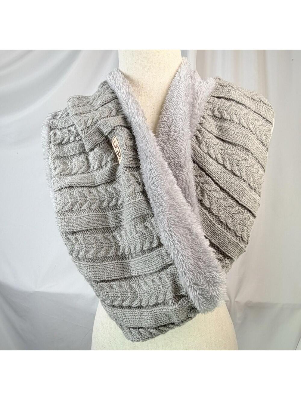 UGG  Australia Infinity Loop Scarf Women’s Gray Knit Faux Fur Cozy Winter Wrap